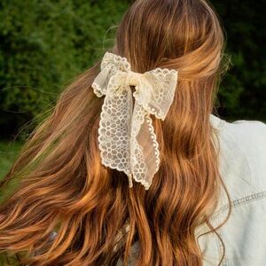 NWT- Lace Bow clip